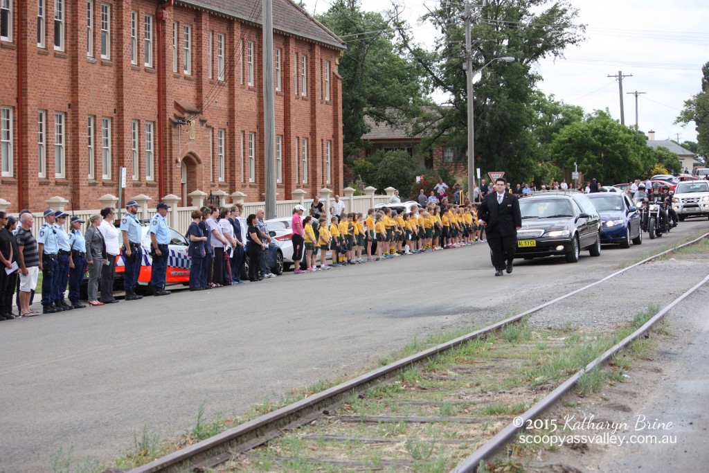 Yass Police, Yass Hospital staff and students at Mount Carmel School (where Eric studied as a child) performed a Guard of Honour as the hearse passed down Dutton Street.